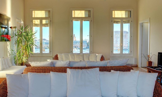 Dorsoduro Apartamento | WONDERFUL-PANORAMIC-CANAL-VIEW 4pax Wi-Fi aircond