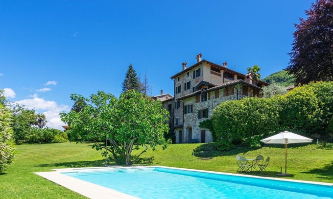 Porto Valtravaglia Villa | Maravillosa casa de vacaciones privada con WIFI, piscina privada, TV, patio y aparcamiento