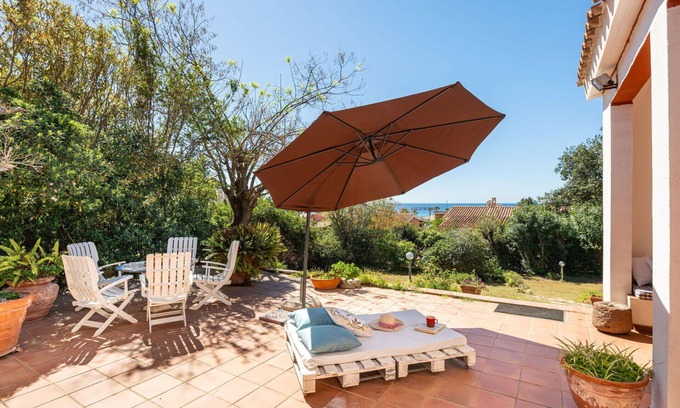 Geremeas Villa | Preciosa casa de vacaciones privada para 6 personas con TV, patio y aparcamiento