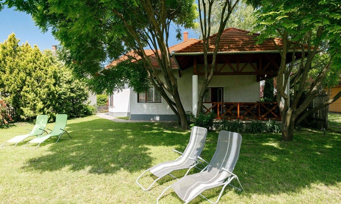 Balatonboglar Casa | Preciosa casa de vacaciones privada con WIFI, A/C, TV, patio, mascotas permitida y aparcamiento