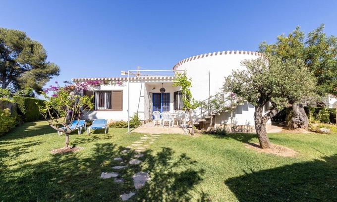 Cambrils Casa | Estupenda casa de vacaciones privada con A/C, WIFI, bañera de hidromasaje, TV, patio y aparcamiento