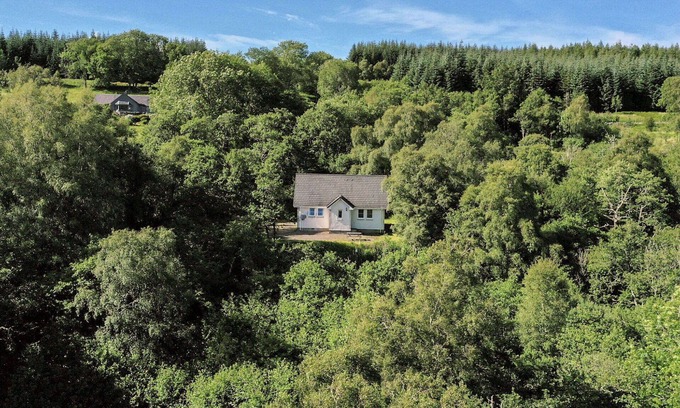 Glen Urquhart Casa | Maravillosa casa de vacaciones privada con TV, mascotas permitida, vista panorámica y aparcamiento