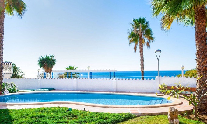 La Cala del Moral Villa | Casa de vacaciones privada con piscina privada, WIFI, bañera de hidromasaje, A/C, TV, terraza