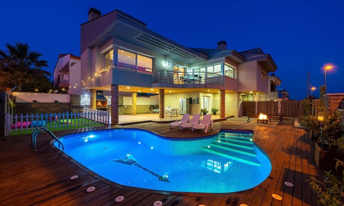 Reus Villa | Estupenda casa de vacaciones privada con jacuzzi, WIFI, piscina privada, A/C, TV y patio