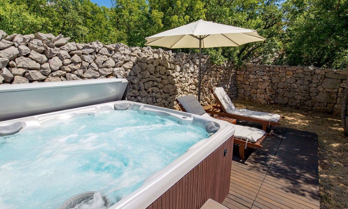 Donja Klada Casa | Estupenda casa de vacaciones privada con jacuzzi, A/C, WIFI, TV, terraza, aparcamiento