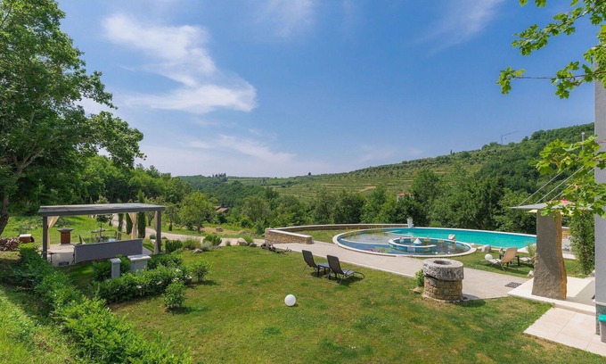 Momjan Villa | Casa de vacaciones privada con A/C, WIFI, piscina privada, terraza, mascotas permitida, aparcamiento