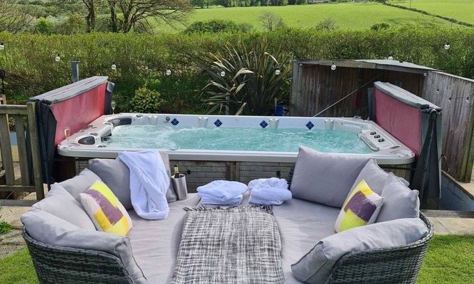 Fivelanes Casa | Estupenda casa de vacaciones privada con jacuzzi, WIFI, TV, patio, vista panorámica, aparcamiento