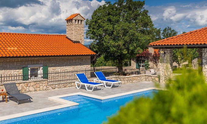Krsan Casa | Casa de vacaciones privada con piscina privada, WIFI, A/C, jacuzzi, TV, terraza