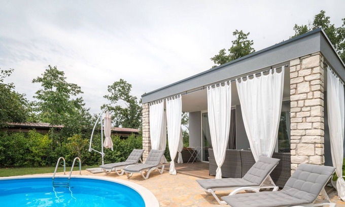 Radini Casa | Preciosa casa de vacaciones privada con WIFI, A/C, piscina privada, TV, terraza, aparcamiento