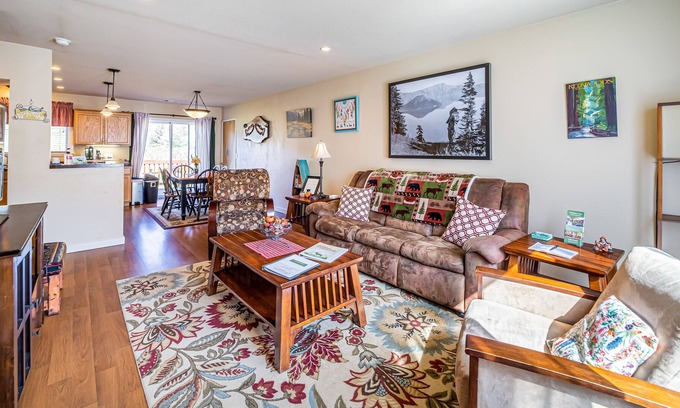 Orick Cabina | Wonderful retreat near hiking & beach with gas grill, large deck, & WiFi