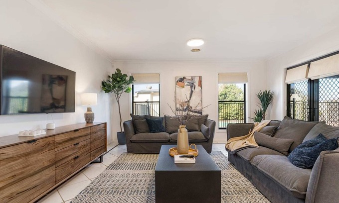 Bletchington Casa | Wonderful Roselawn - Great Location with Pool!
