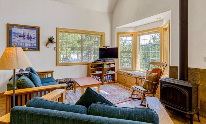 Serene Lakes Cabina | Wonderful Soda Springs gem with large deck, balcony, & slopes nearby - dogs OK
