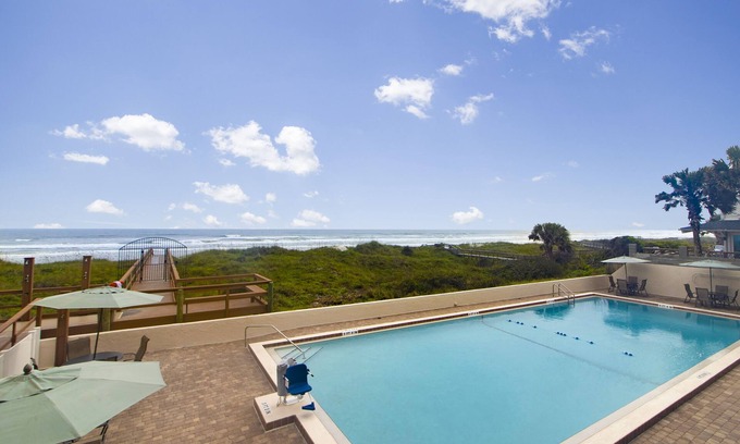 Crescent Beach Condominio | Wonderful updated oceanfront 1 bedroom condo!