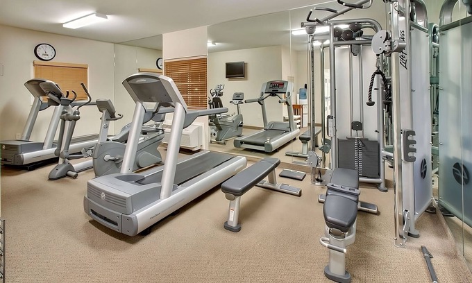 Mount Laurel Hotel | Wonderful Stay! Free Parking, Pets Allowed, Short Drive to Betsy Ross House