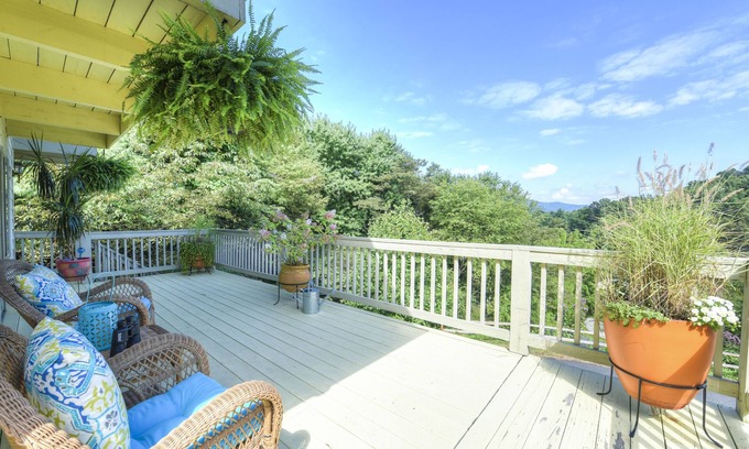Waynesville Chalet De Esquí | Maravillosas vistas, cubierta envolvente, 4 dormitorios, mayo de descuento