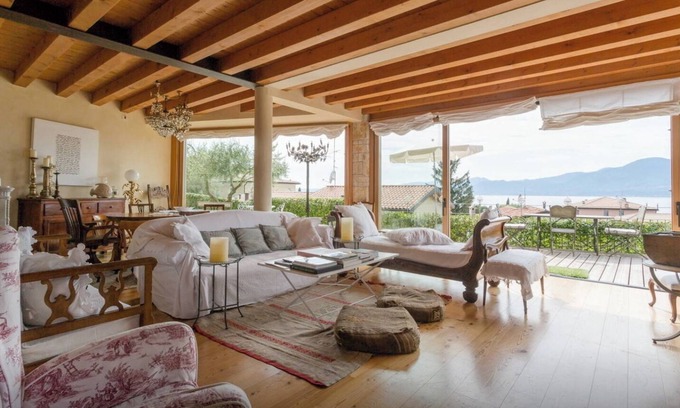 Torri del Benaco Villa | Villa elegante hermosa vista cerca del lago con terraza de la piscina y el jardín