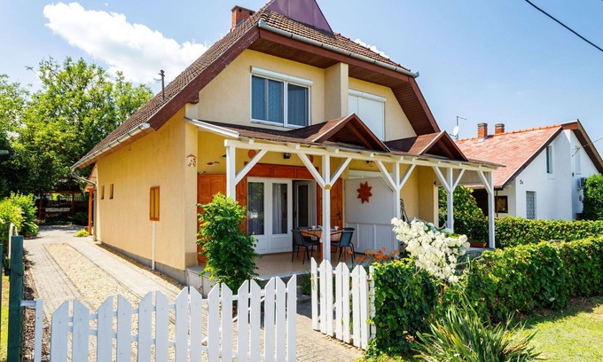 Balatonszarszo Casa | Preciosa casa de vacaciones para 5 personas con TV, patio y aparcamiento