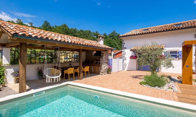 Mucici Casa | Casa de vacaciones con piscina privada, A/C, WIFI, TV, patio, mascotas permitida, aparcamiento