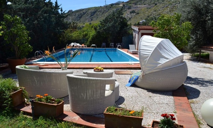 Partanna Villa | maravillosa villa con piscina privada, jardín flores y cítricos