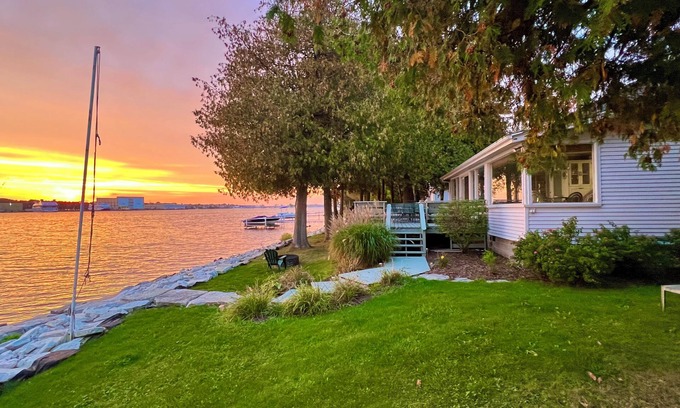 Sturgeon Bay Cabaña | Wonderful waterfront home