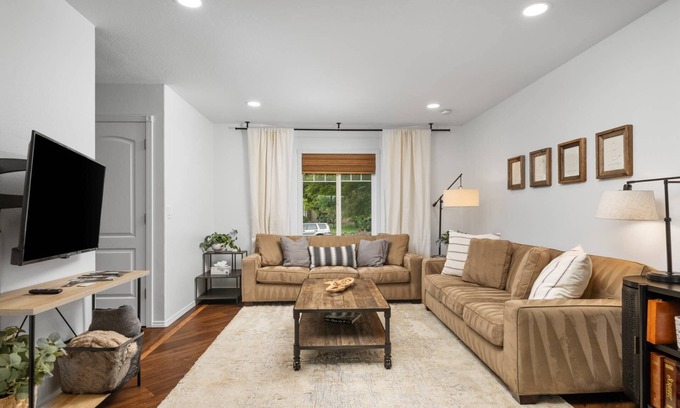 Dundee Casa | Wonderful Wine Country Location, Pet Friendly, Fully Fenced Backyard, 1/2 Mile From Downtown Dundee