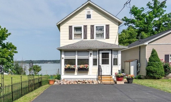 Seneca Falls Casa | Wonderful Wine Getaway: Private Home with lake view