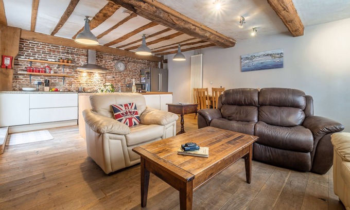 Hadleigh Cabaña | Wonderful wooden beamed 17th century retreat - White Lion Cottage