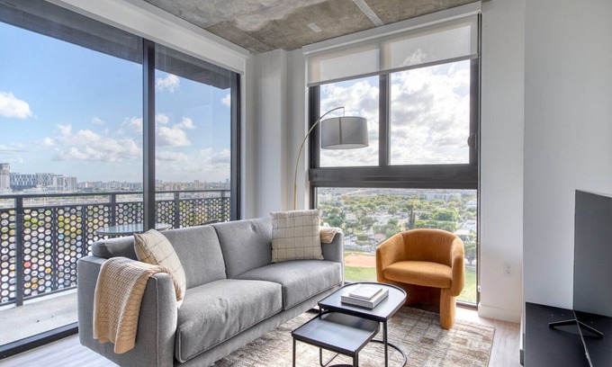 Edgewater Apartamento | Wonderful Wynwood 2BR w/ Gym & Roof Pool, nr Shops, by Blueground