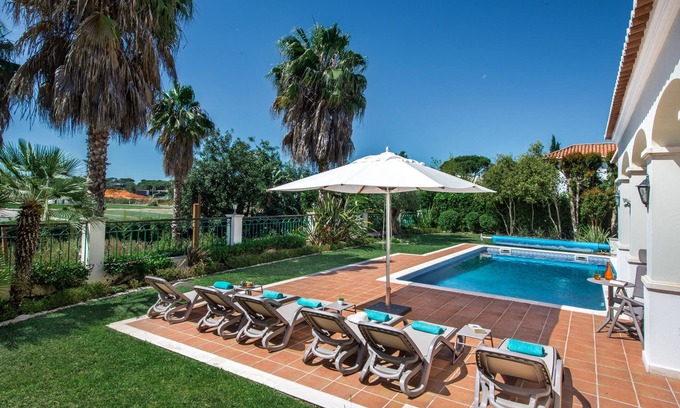 Almancil Villa | Maravillosamente elegante y lujosa Villa, Piscina climatizada, jardines, diseñador de interiores