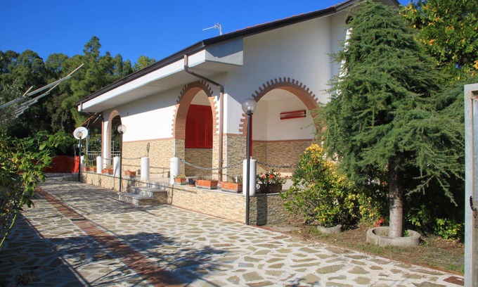 Marina di Ascea Villa | Maravillosamente cálida casa de vacaciones a sólo 70 metros de la larga playa.