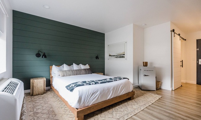 Columbia Falls Hotel | Wonderstone Single Queen ADA Guest Room