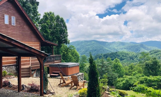 Hot Springs Cabina | Wondertree Mountain Cabin– Luxury 3BR Cabin with Outdoor Hot Tub, Hot Springs NC