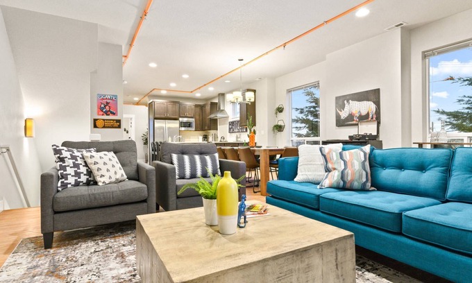 Woodstock Casa | Wondrous Woodstock Townhouse, Huge Open Floor Plan, Custom Décor and Artwork, Four Miles to Portland