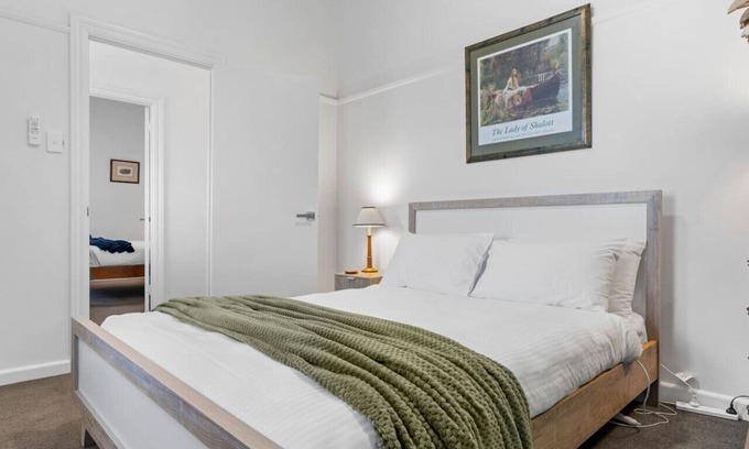 Redan Casa | Wonky Cottage: large backyard, close to CBD