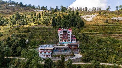 Theog Hotel | Wood Crista Kufri near an Apple Orchard
