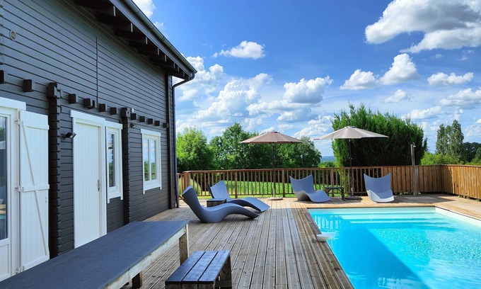 Saint-Etienne-de-Villereal Villa | Wooden villa, swimming pool, terrace and garden in Villeréal