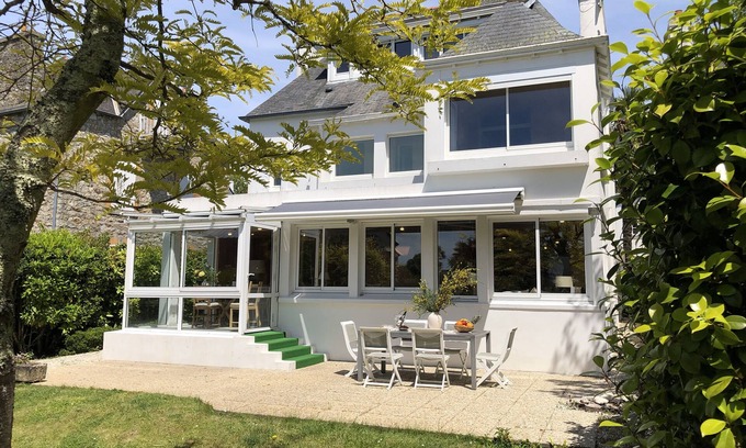 Finistere Casa | wood-panelled sailor's cottage a stone's throw from the port