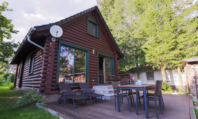 Templin Casa | Cabaña de troncos en el lago con chimenea, jardín, terraza, barco y mucha naturaleza