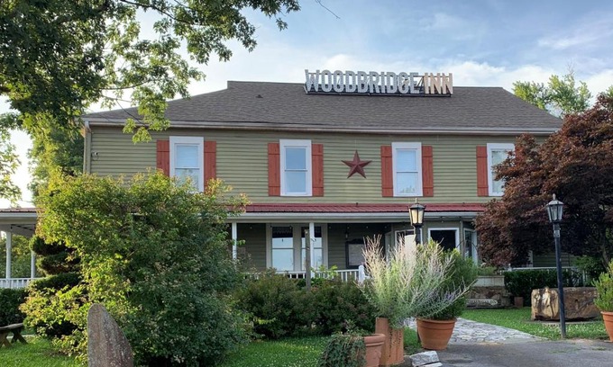 Jasper Hotel | Woodbridge Inn & Tavern
