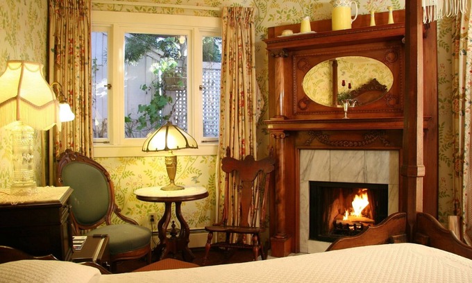 Pacific Grove Cabina | Woodburning fireplace/1840canopy4poster DOUBLEBED/3dr armoire/clawfoottub/shower