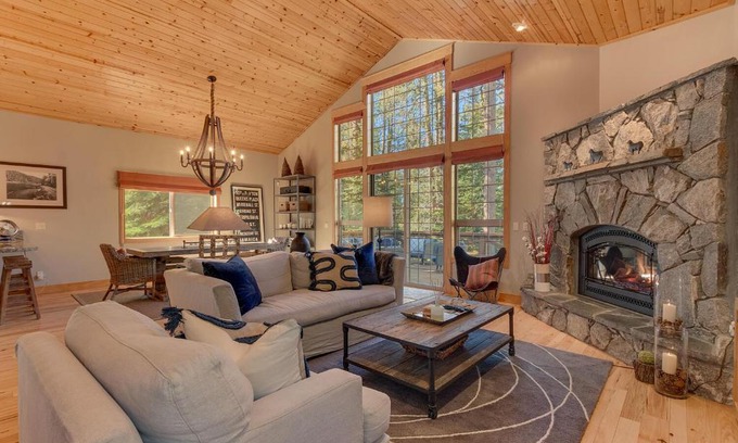 Truckee Casa | Woodcrest at Tahoe Donner 3BR with Pool Table - 3000 sq ft