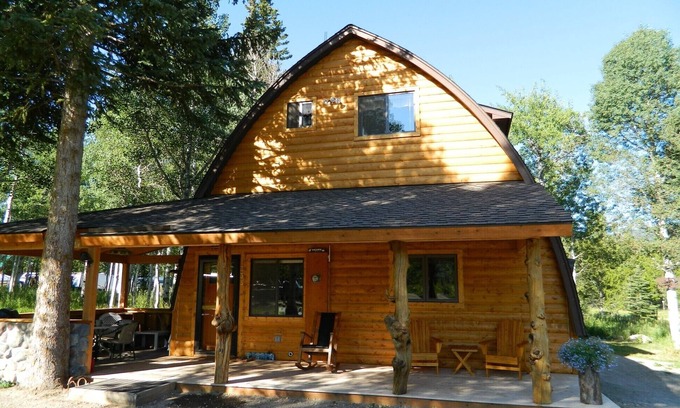 Lazy Acres Casa | ¡Dúplex Wooded Bliss One-Great! 7 millas de Yellowstone