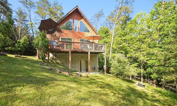Berkeley Springs Cabina | Wooded Cabin Escape w Fire Pit & Family Ready