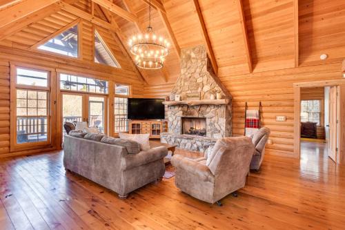 Sapphire Casa | Wooded Cabin Mtn Views, Hot Tub and 2 Decks!