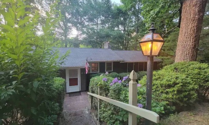 Gerton Cabina | Wooded cabin nestled in a charming and quiet neighborhood. Hiking trails galore!