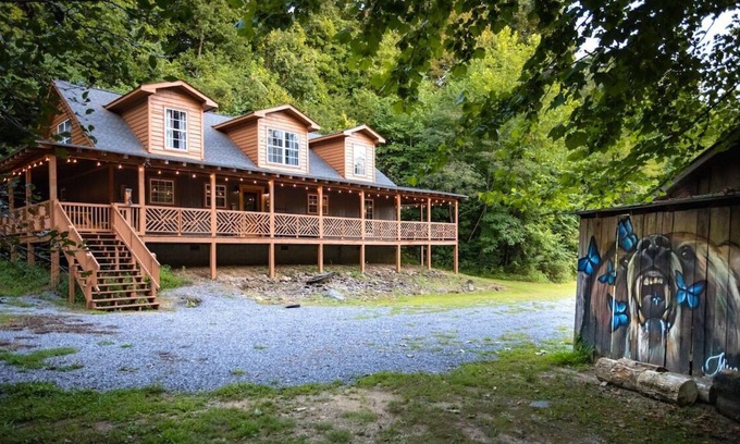 Walland Cabina | Wooded cabin on 47ac. Pvt trails. 17 mins to GSMNP
