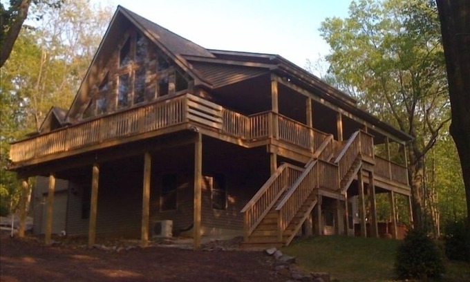 Lake Harmony Estates Chalet De Esquí | Chalet arbolado - Enorme 6 BR 'Chipmunk Lodge' W / Bañera de hidromasaje y mesa de billar
