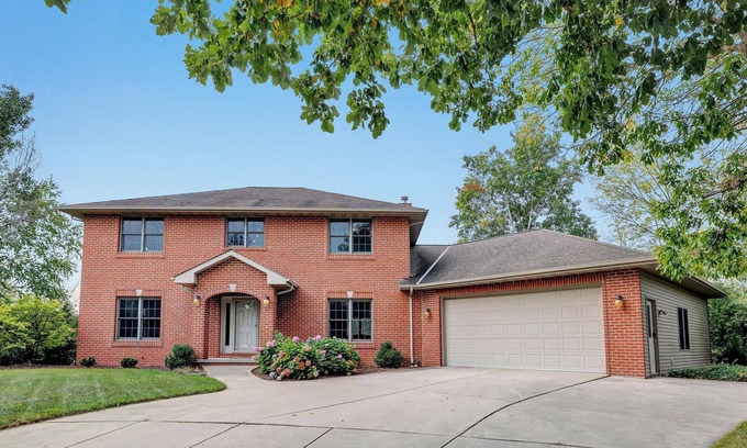 Green Bay Casa | Wooded Cul-De-Sac Oasis