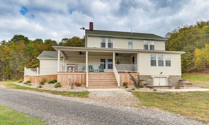 Ava Casa | Wooded Escape w/ Pond & Grill in Pleasant City!