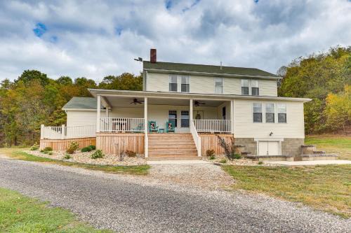 Ava Casa | Wooded Escape with Pond and Grill in Pleasant City!